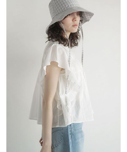 FIKA.(フィーカ)の「Cotton ruffle blouse(シャツ/ブラウス・レディース・オフホワイト/ブラック・MEDIUM)」の4枚目の写真