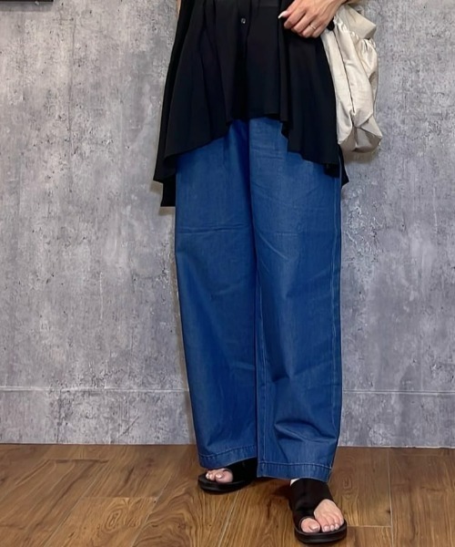 Right-on（ライトオン）の「【店頭で人気】【HONEYSUCKLE ROSE】ライトオンスワイドデニムイージーパンツ(サラサラ/軽量/ウエストゴム)（その他パンツ・レディース・サックスブルー/ブルー・M/L）」の2枚目の写真