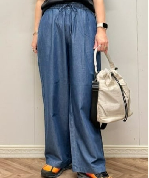 Right-on（ライトオン）の「【店頭で人気】【HONEYSUCKLE ROSE】ライトオンスワイドデニムイージーパンツ(サラサラ/軽量/ウエストゴム)（その他パンツ・レディース・サックスブルー/ブルー・M/L）」の9枚目の写真