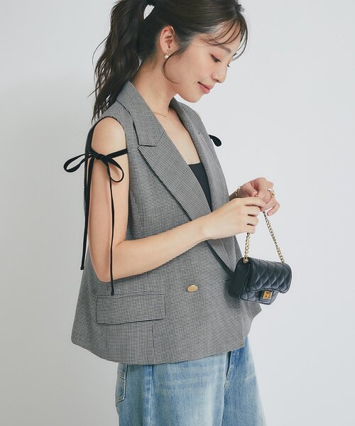 La boutique BonBon（ラブティックボンボン）の「【セットアップ可・シック＆キュート】ポプリンショートジレ（ベスト・レディース・ネイビー/ブラック/グレイッシュベージュ・FREE）」の2枚目の写真