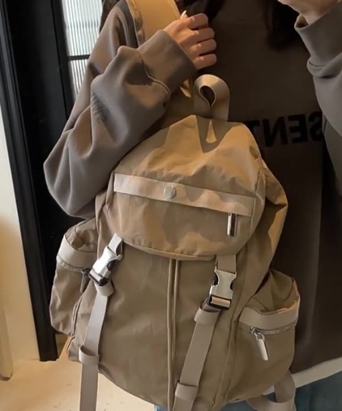 Per sist ence(パーシエンス)の「ダブルバックルフラップバックパック(バックパック/リュック・レディース・グレー/アイボリー/ベージュ/ブラック・ONE SIZE)」の1枚目の写真