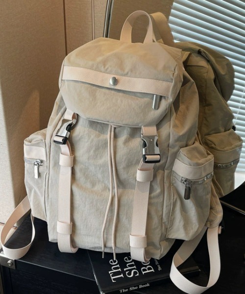Per sist ence(パーシエンス)の「ダブルバックルフラップバックパック(バックパック/リュック・レディース・グレー/アイボリー/ベージュ/ブラック・ONE SIZE)」の2枚目の写真