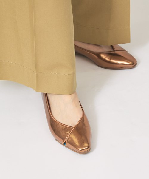 Au BANNISTER（オゥバニスター）の「【Vibram/ヴィブラムソール】Ｖカットフラットパンプス（パンプス・レディース・オレンジ/ブロンズ/ブラック・37/35/38/39/36）」の6枚目の写真