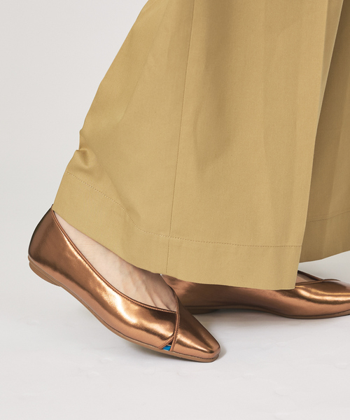 Au BANNISTER（オゥバニスター）の「【Vibram/ヴィブラムソール】Ｖカットフラットパンプス（パンプス・レディース・オレンジ/ブロンズ/ブラック・37/35/38/39/36）」の7枚目の写真