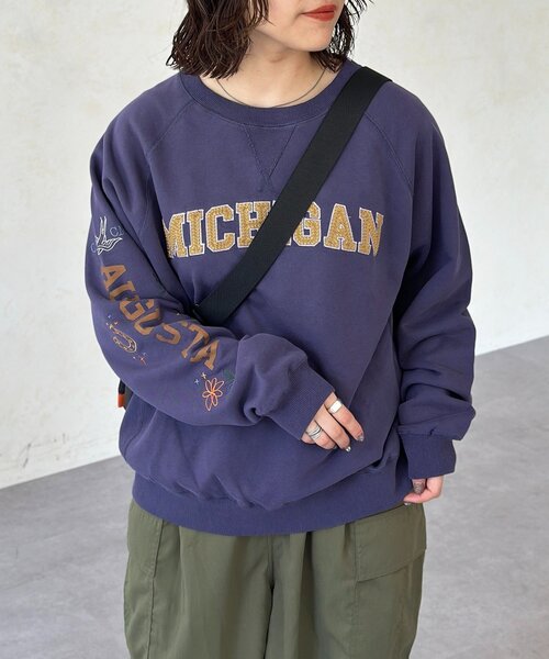 CPCM(シーピーシーエム)の「落書き刺繍カレッジロゴスウェット(Tシャツ/カットソー・レディース・ブラック/アイボリー/ホワイト/ネイビー・MEDIUM/LARGE)」の2枚目の写真