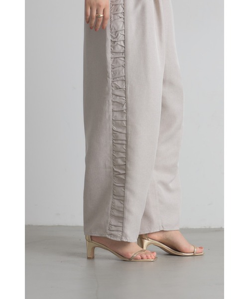 &. NOSTALGIA(アンドドットノスタルジア)の「サイドギャザーワイドパンツ(デニムパンツ・レディース・ブラック/グレイッシュベージュ・M)」の2枚目の写真