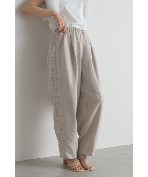 &. NOSTALGIA(アンドドットノスタルジア)の「サイドギャザーワイドパンツ(デニムパンツ・レディース・ブラック/グレイッシュベージュ・M)」の5枚目の写真