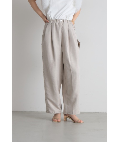 &. NOSTALGIA(アンドドットノスタルジア)の「サイドギャザーワイドパンツ(デニムパンツ・レディース・ブラック/グレイッシュベージュ・M)」の7枚目の写真