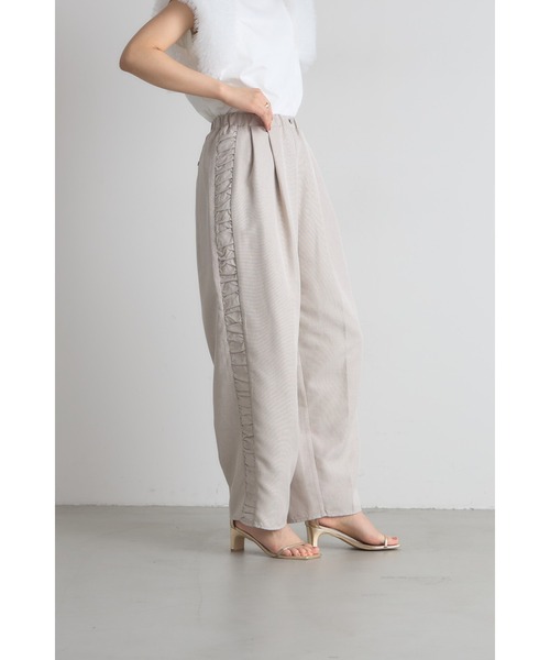 &. NOSTALGIA(アンドドットノスタルジア)の「サイドギャザーワイドパンツ(デニムパンツ・レディース・ブラック/グレイッシュベージュ・M)」の10枚目の写真