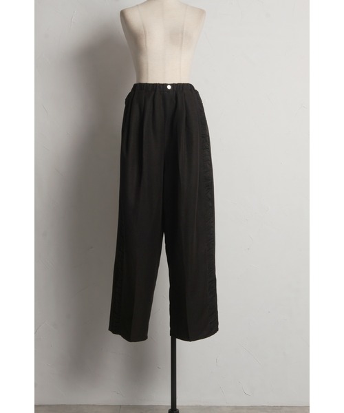 &. NOSTALGIA(アンドドットノスタルジア)の「サイドギャザーワイドパンツ(デニムパンツ・レディース・ブラック/グレイッシュベージュ・M)」の17枚目の写真