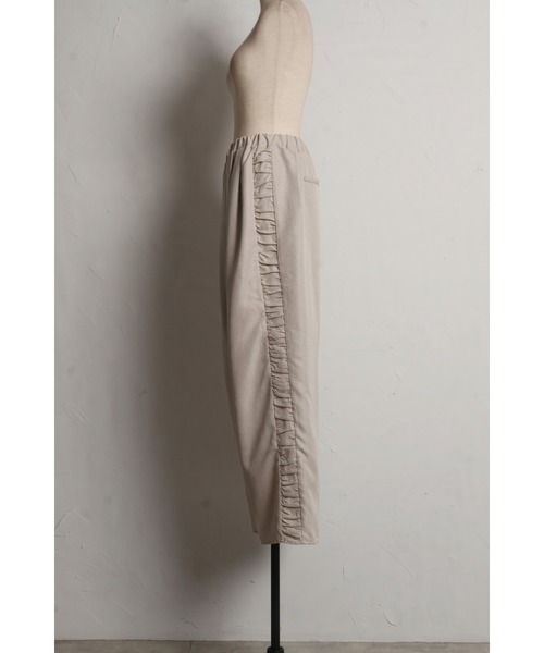 &. NOSTALGIA(アンドドットノスタルジア)の「サイドギャザーワイドパンツ(デニムパンツ・レディース・ブラック/グレイッシュベージュ・M)」の19枚目の写真