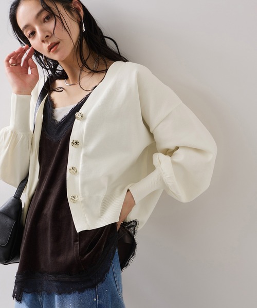 VIS(ビス)の「【WEB限定】メタル釦オーバーサイズカーディガン(カーディガン/ボレロ・レディース・ブラック/チャコールグレー/キナリ/ダークブラウン/ピンク・FREE)」の2枚目の写真