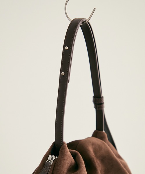 Lunea（ルネア）の「2wayサイドジップスウェード巾着バッグ（ショルダーバッグ・レディース・ベージュ/ブラック/ブラウン/ダークブラウン/グレー・FREE）」の7枚目の写真