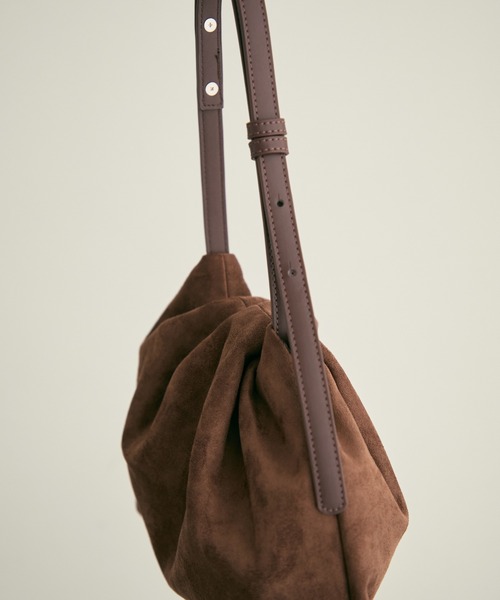 Lunea（ルネア）の「2wayサイドジップスウェード巾着バッグ（ショルダーバッグ・レディース・ベージュ/ブラック/ブラウン/ダークブラウン/グレー・FREE）」の8枚目の写真