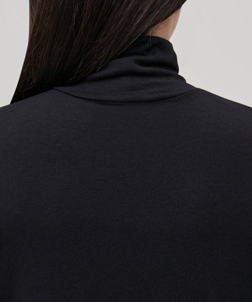 MUSINSA STANDARD WOMAN（ムシンサスタンダードウーマン）の「ウィメンズテンセルスリムタートルネックTシャツ[ブラック]（Tシャツ/カットソー・レディース・その他・SMALL/MEDIUM/LARGE/X-LARGE/X-SMALL）」の9枚目の写真