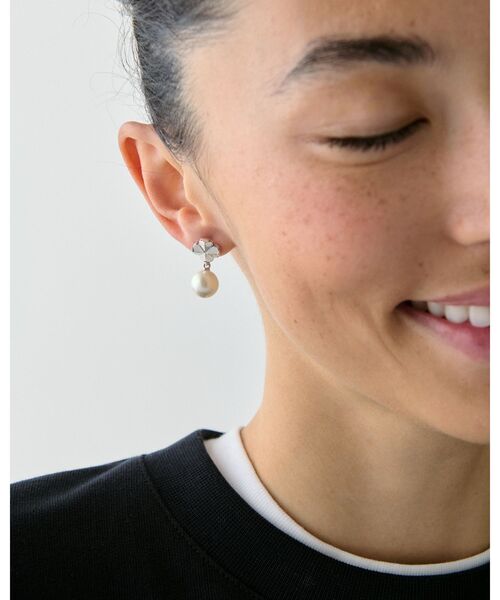 kate spade new york（ケイトスペード ニューヨーク）の「スペード フラワー パール ドロップ ピアス（ピアス（両耳用）・レディース・アイボリー・ONESIZE）」の2枚目の写真