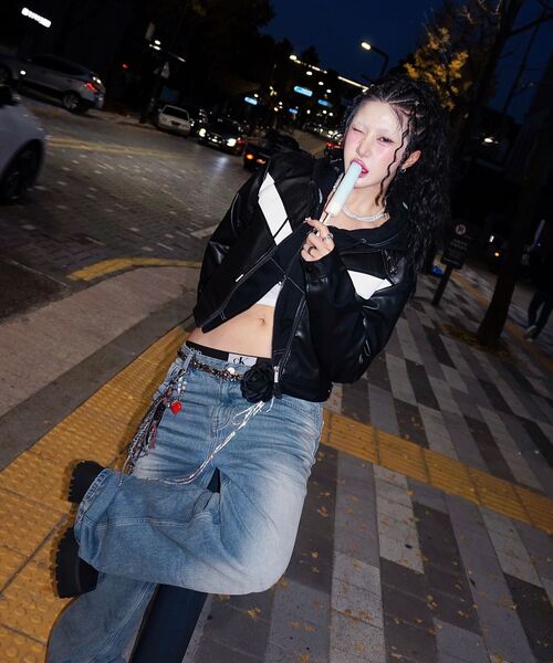 AVANDRESS（アバンドレス ）の「V Vegan Leather Short Jacket BLACK（ライダースジャケット・レディース・ブラック・SMALL/MEDIUM）」の5枚目の写真