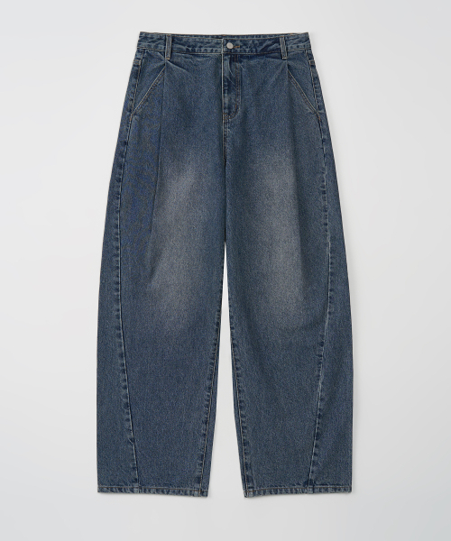 TOFFEE(トフィー)の「タックカーブドデニムパンツ (ミッドブルー)(デニムパンツ・メンズ・その他・SMALL/MEDIUM/LARGE/X-LARGE)」の1枚目の写真