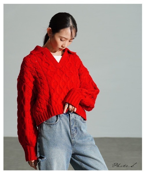 Sawa a la mode(サワアラモード)の「ケーブル編みスキッパーニットセーター(ニット/セーター・レディース・チャコールグレー/アイボリー/レッド・FREE)」の4枚目の写真