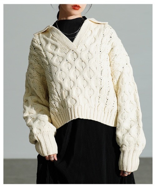 Sawa a la mode(サワアラモード)の「ケーブル編みスキッパーニットセーター(ニット/セーター・レディース・チャコールグレー/アイボリー/レッド・FREE)」の18枚目の写真