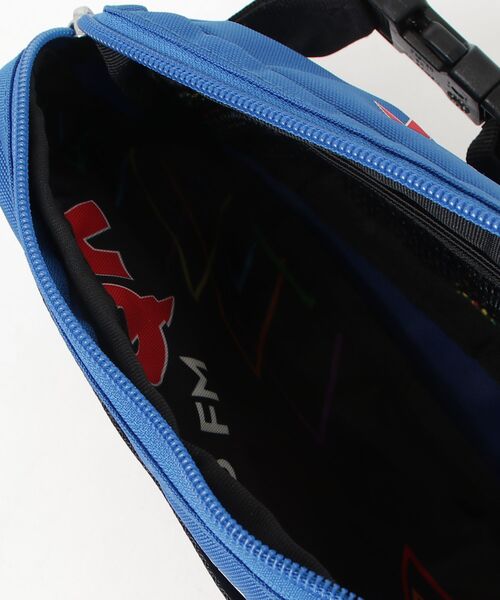 JANSPORT（ジャンスポーツ）の「【JANSPORT】JANSPORT X STRANGER THINGS WASHINGTON WAISTPACK SQUAWK RADIO - HAWKINS HITMAKER（ボディバッグ/ウエストポーチ・メンズ・ブルー系その他・FREE）」の4枚目の写真