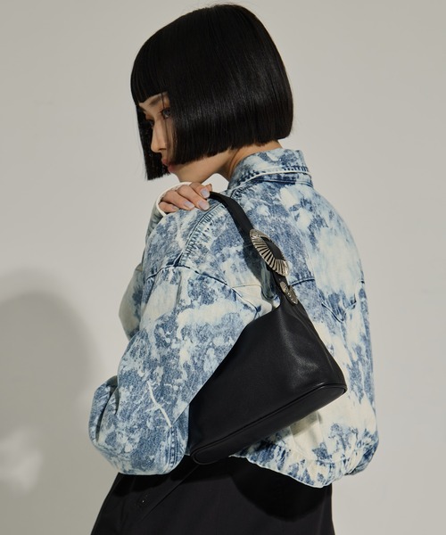 TOGA PULLA（トーガ　プルラ）の「【TOGA PULLA/トーガプルラ】Leather mini bag/レザーミニバッグ（ハンドバッグ・レディース・ブラック・FREE）」の4枚目の写真