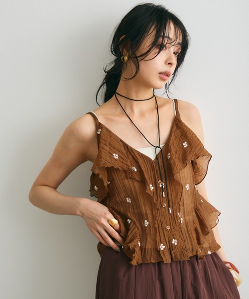Trish(トリッシュ)の「シアー楊柳ヘムフリル刺繍オーバーキャミ(キャミソール・レディース・キャメル/ブラック・MEDIUM)」の1枚目の写真