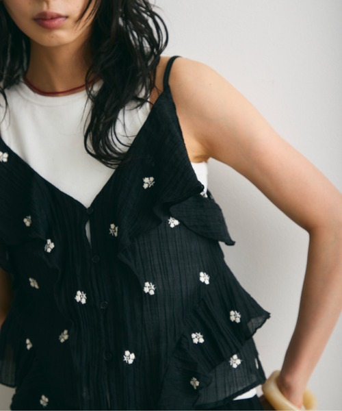 Trish(トリッシュ)の「シアー楊柳ヘムフリル刺繍オーバーキャミ(キャミソール・レディース・キャメル/ブラック・MEDIUM)」の6枚目の写真