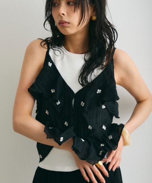 Trish(トリッシュ)の「シアー楊柳ヘムフリル刺繍オーバーキャミ(キャミソール・レディース・キャメル/ブラック・MEDIUM)」の3枚目の写真