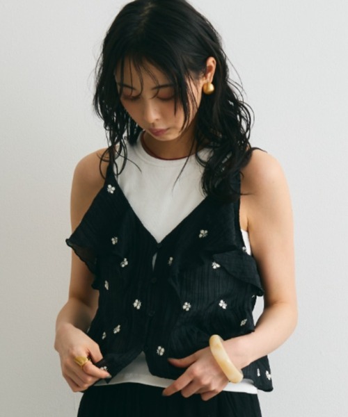 Trish(トリッシュ)の「シアー楊柳ヘムフリル刺繍オーバーキャミ(キャミソール・レディース・キャメル/ブラック・MEDIUM)」の4枚目の写真