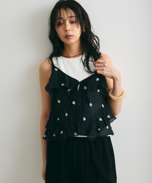 Trish(トリッシュ)の「シアー楊柳ヘムフリル刺繍オーバーキャミ(キャミソール・レディース・キャメル/ブラック・MEDIUM)」の8枚目の写真