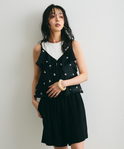 Trish(トリッシュ)の「シアー楊柳ヘムフリル刺繍オーバーキャミ(キャミソール・レディース・キャメル/ブラック・MEDIUM)」の9枚目の写真