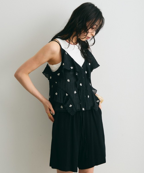 Trish(トリッシュ)の「シアー楊柳ヘムフリル刺繍オーバーキャミ(キャミソール・レディース・キャメル/ブラック・MEDIUM)」の7枚目の写真