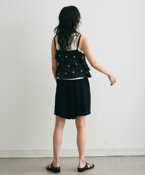 Trish(トリッシュ)の「シアー楊柳ヘムフリル刺繍オーバーキャミ(キャミソール・レディース・キャメル/ブラック・MEDIUM)」の13枚目の写真