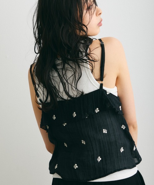 Trish(トリッシュ)の「シアー楊柳ヘムフリル刺繍オーバーキャミ(キャミソール・レディース・キャメル/ブラック・MEDIUM)」の15枚目の写真