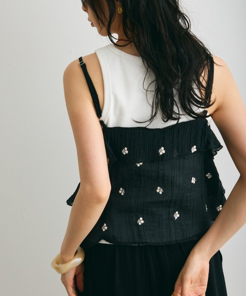Trish(トリッシュ)の「シアー楊柳ヘムフリル刺繍オーバーキャミ(キャミソール・レディース・キャメル/ブラック・MEDIUM)」の16枚目の写真
