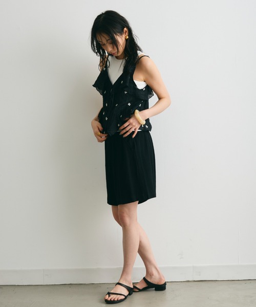 Trish(トリッシュ)の「シアー楊柳ヘムフリル刺繍オーバーキャミ(キャミソール・レディース・キャメル/ブラック・MEDIUM)」の12枚目の写真
