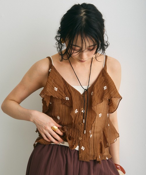 Trish(トリッシュ)の「シアー楊柳ヘムフリル刺繍オーバーキャミ(キャミソール・レディース・キャメル/ブラック・MEDIUM)」の17枚目の写真