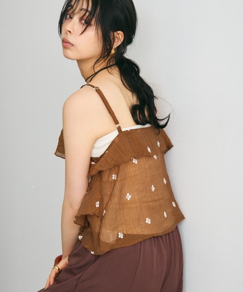 Trish(トリッシュ)の「シアー楊柳ヘムフリル刺繍オーバーキャミ(キャミソール・レディース・キャメル/ブラック・MEDIUM)」の22枚目の写真