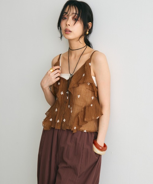 Trish(トリッシュ)の「シアー楊柳ヘムフリル刺繍オーバーキャミ(キャミソール・レディース・キャメル/ブラック・MEDIUM)」の19枚目の写真