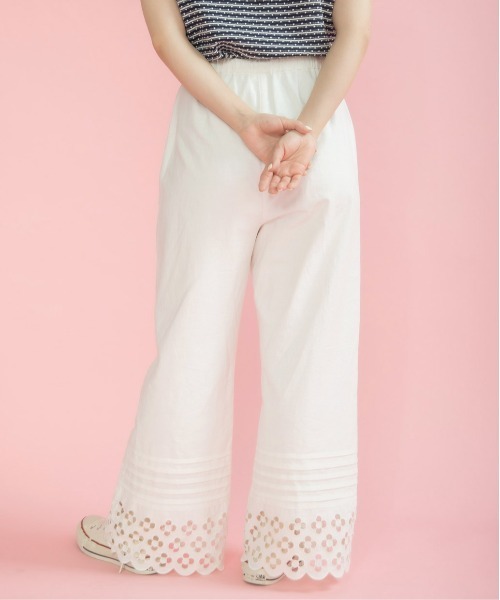 Dot＆Stripes CHILD WOMAN（ドットアンドストライプス　チャイルドウーマン）の「コットンリネンキャンバス フラワーカットワーク イージーパンツ（その他パンツ・レディース・ホワイト・FREE）」の16枚目の写真