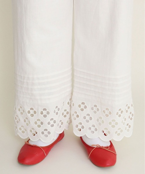 Dot&Stripes CHILD WOMAN(ドットアンドストライプス チャイルドウーマン)の「コットンリネンキャンバス フラワーカットワーク イージーパンツ(その他パンツ・レディース・ホワイト/ブラック・FREE)」の10枚目の写真