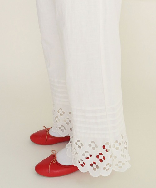 Dot&Stripes CHILD WOMAN(ドットアンドストライプス チャイルドウーマン)の「コットンリネンキャンバス フラワーカットワーク イージーパンツ(その他パンツ・レディース・ホワイト/ブラック・FREE)」の11枚目の写真