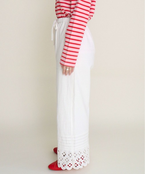 Dot&Stripes CHILD WOMAN(ドットアンドストライプス チャイルドウーマン)の「コットンリネンキャンバス フラワーカットワーク イージーパンツ(その他パンツ・レディース・ホワイト/ブラック・FREE)」の5枚目の写真