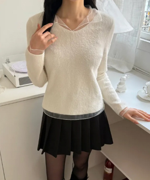 VIVID LADY（ビビッドレディー）の「Vネック シアーシャツドッキング レイヤード風ニットT（ニット/セーター・レディース・ライトブルー/アイボリー・FREE）」の3枚目の写真