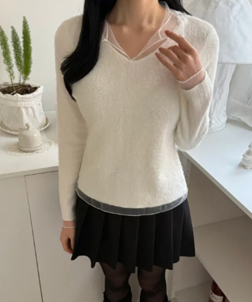 VIVID LADY（ビビッドレディー）の「Vネック シアーシャツドッキング レイヤード風ニットT（ニット/セーター・レディース・ライトブルー/アイボリー・FREE）」の4枚目の写真