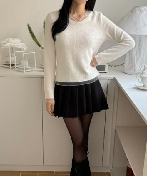 VIVID LADY（ビビッドレディー）の「Vネック シアーシャツドッキング レイヤード風ニットT（ニット/セーター・レディース・ライトブルー/アイボリー・FREE）」の6枚目の写真