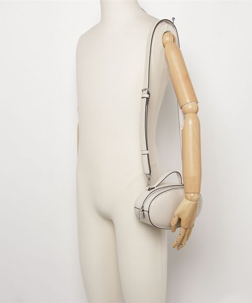 Guess（ゲス）の「DALI Mini Crossbody（ハンドバッグ・レディース・ホワイト/ブラック・ONE SIZE）」の11枚目の写真