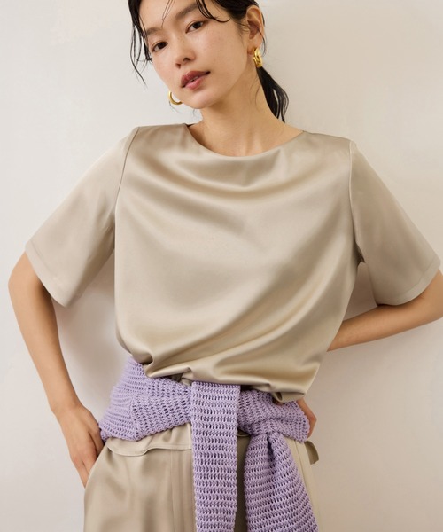 ROPE'（ロペ）の「ドレープサテンティーブラウス/セットアップ対応・イージーケア（シャツ/ブラウス・レディース・ブラック/イエロー系その他3/ベージュ・FREE）」の2枚目の写真