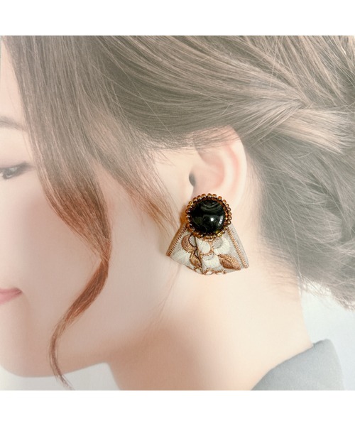 tone（トーン）の「【Lily accessory】インド刺繡ピアス(MA)（ピアス（両耳用）・レディース・ベージュ・FREE）」の2枚目の写真